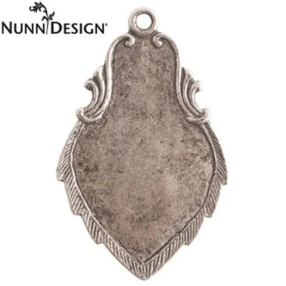 Nunn Design Regiment Ornate Flat Tag ciondolo 36,5 mm